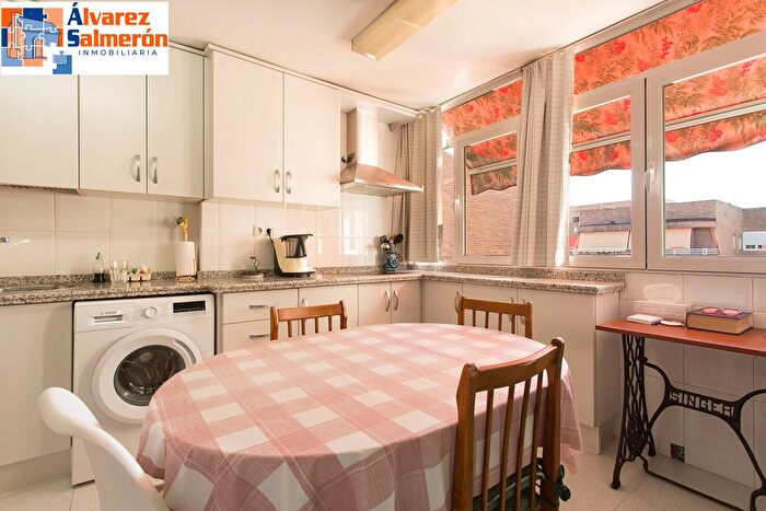 Casas en venta y pisos alquiler - 3