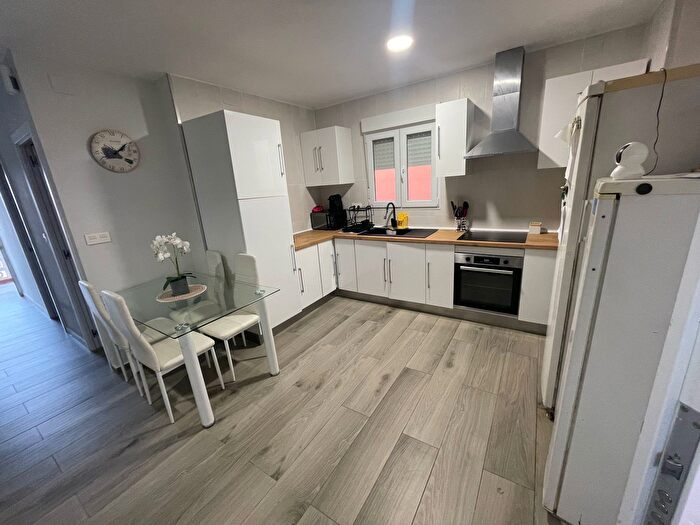 Casas en venta y pisos alquiler - 3