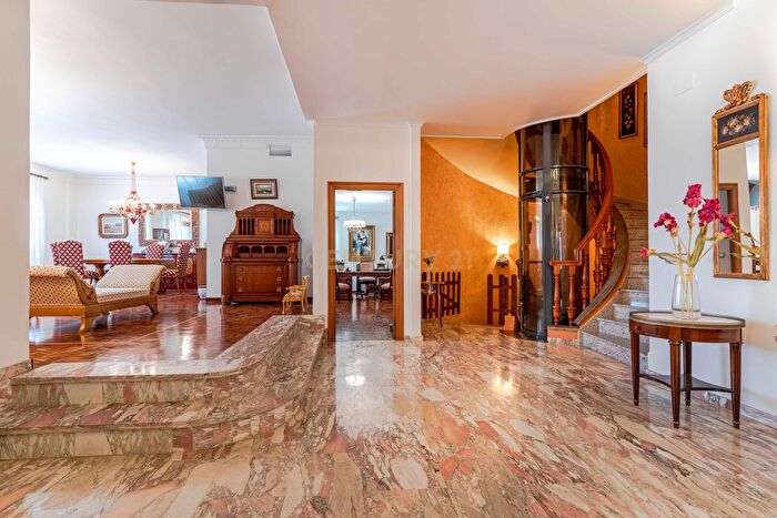 Casas en venta y pisos alquiler - 3