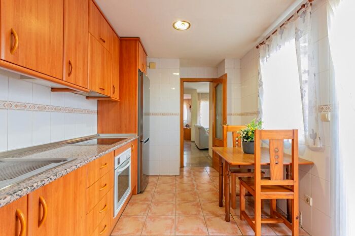 Casas en venta y pisos alquiler - 3