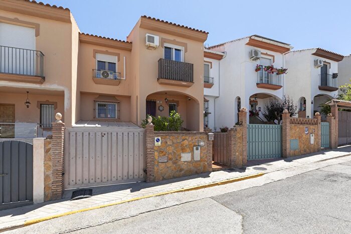Casa en venta en Otura, Granada de 4 habitaciones