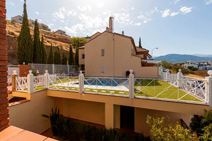 Casa en venta en Huétor Vega, Granada de 4 habitaciones