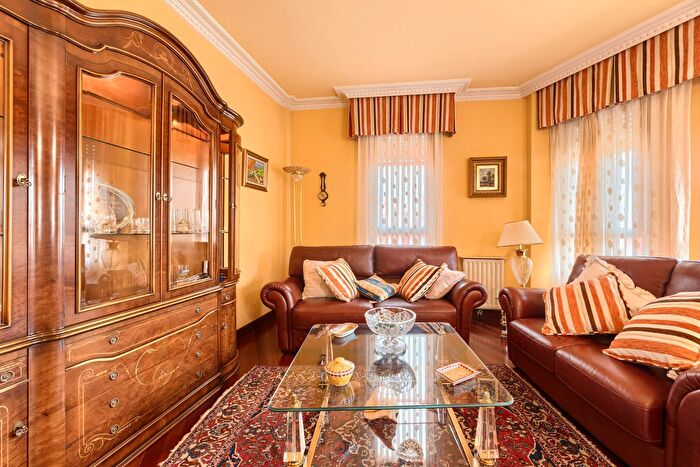 Casas en venta y pisos alquiler - 3