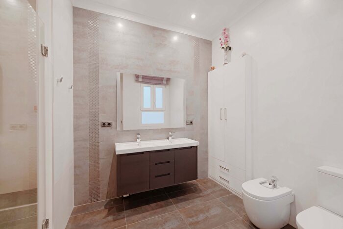Casas en venta y pisos alquiler - 3
