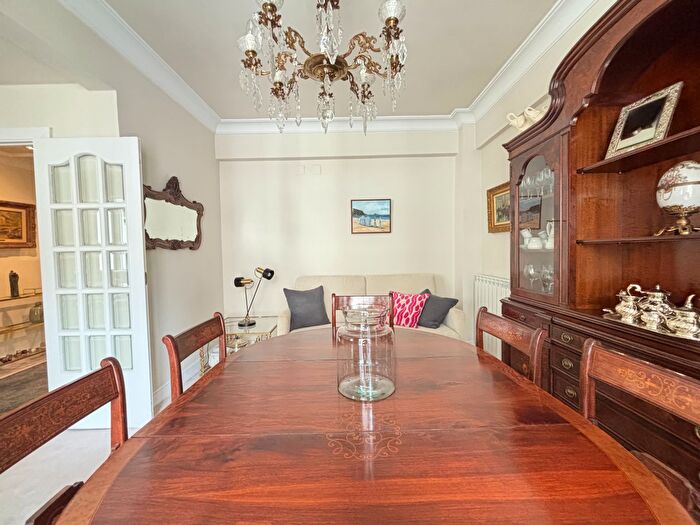Casas en venta y pisos alquiler - 3