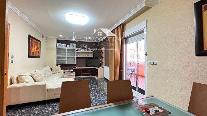 Casas en venta y pisos alquiler - 1