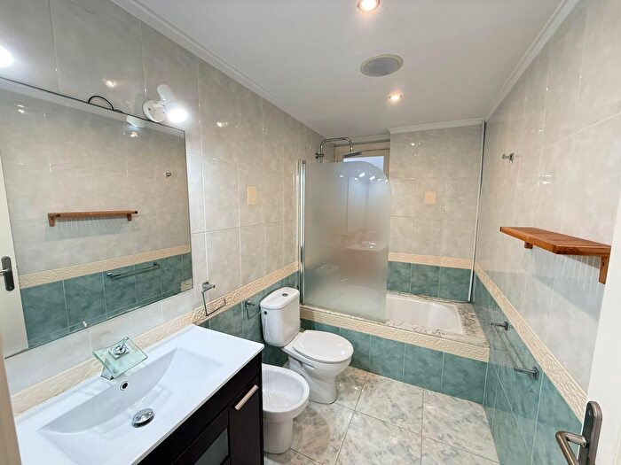 Casas en venta y pisos alquiler - 3