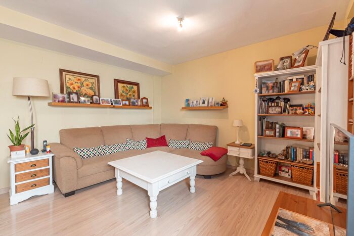 Casas en venta y pisos alquiler - 2