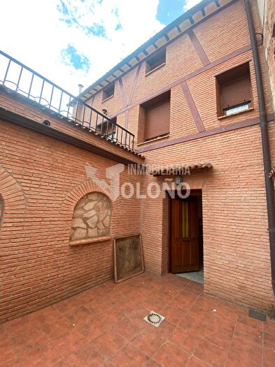Casas en venta y pisos alquiler - 1