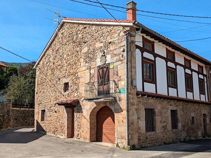Casa en venta en Anievas, Cantabria de 5 habitaciones