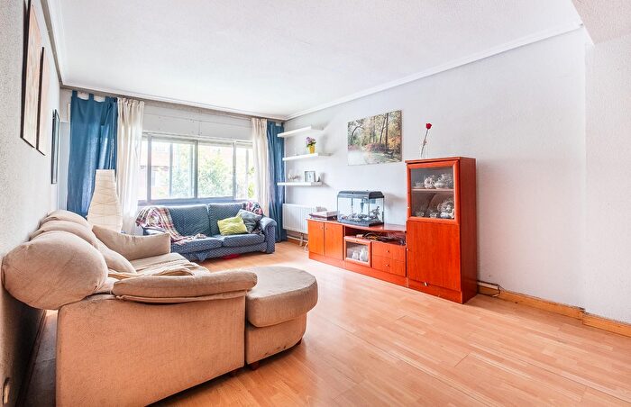 Casas en venta y pisos alquiler - 3