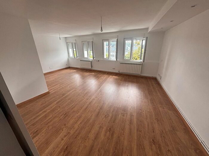 Casas en venta y pisos alquiler - 3