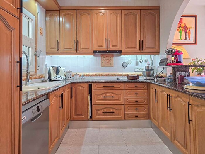 Casas en venta y pisos alquiler - 3