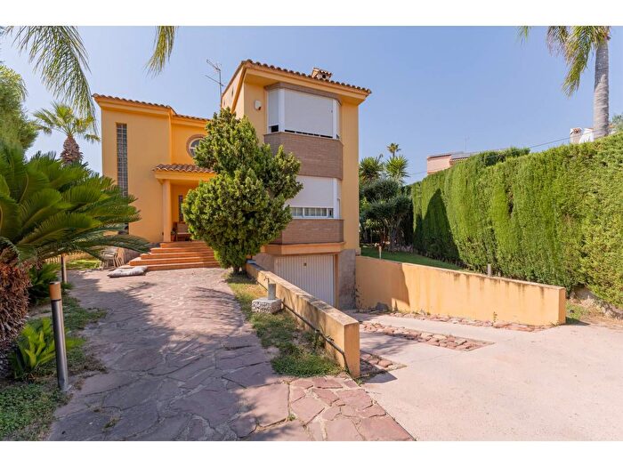 Casa en venta en Ribaroja de Túria, Valencia de 5 habitaciones