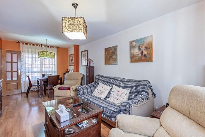 Casa en venta en Huétor Vega, Granada de 4 habitaciones