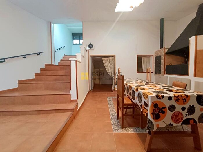 Casas en venta y pisos alquiler - 3