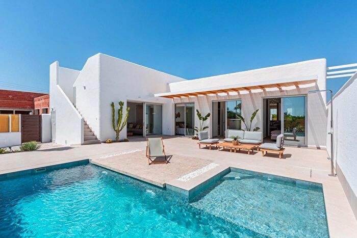 Casa en venta en Benijófar, Alicante de 3 habitaciones