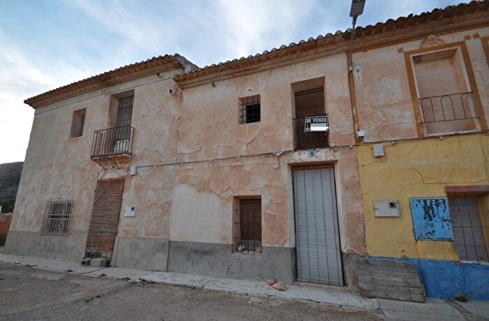 Casa en venta en Hondón de las Nieves El Fondó de les Neus, Alicante de 5 habitaciones