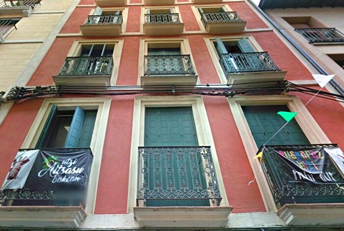 Casas en venta y pisos alquiler - 1