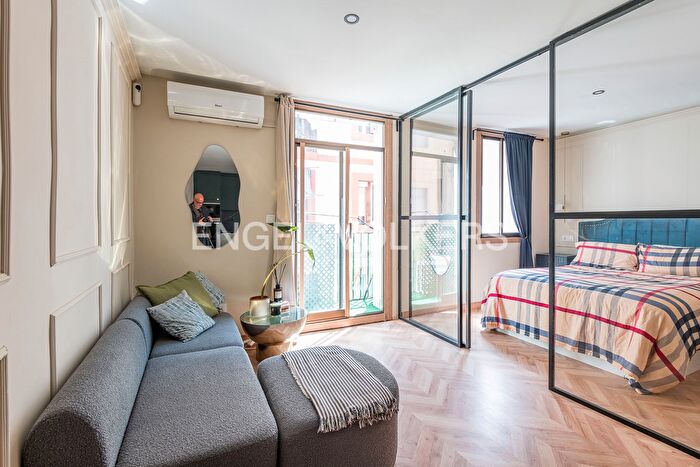 Piso en venta en Ciutat Vella, El Raval de 2 habitaciones