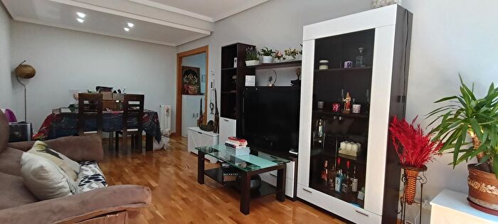 Casas en venta y pisos alquiler - 3