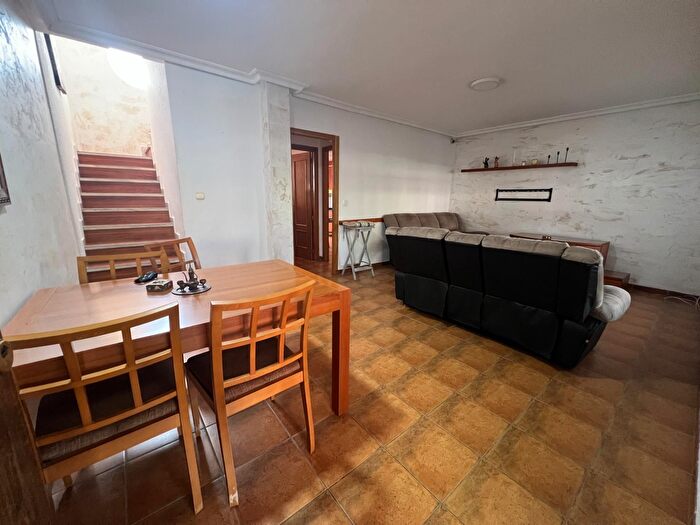 Casas en venta y pisos alquiler - 3
