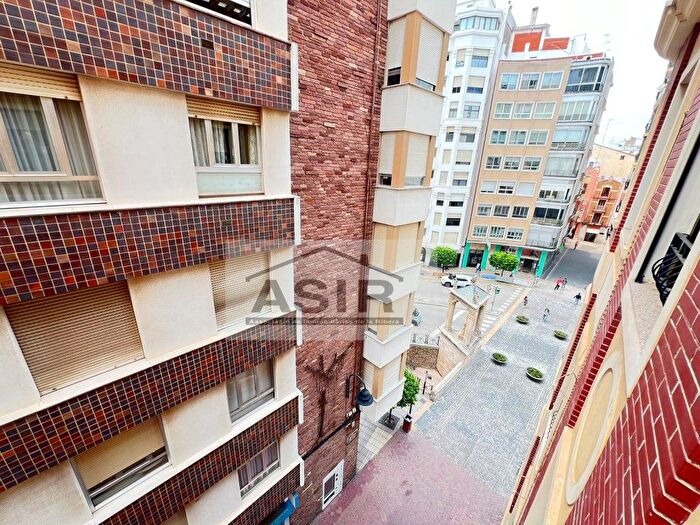Piso en venta en Casc Urbà, Centre de 4 habitaciones