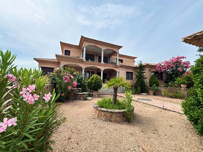 Casa en venta en Los CigarralesLa Bastida, Toledo Capital de 8 habitaciones