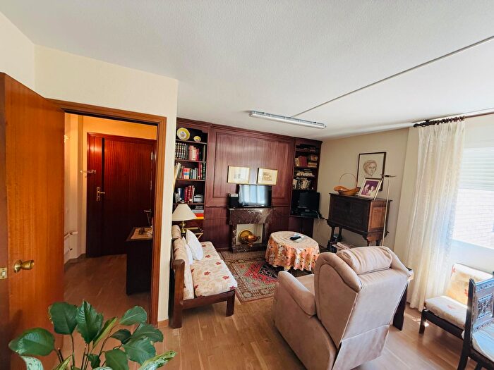 Casas en venta y pisos alquiler - 3