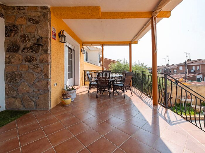 Casa en venta en Villa del Prado, Madrid de 4 habitaciones