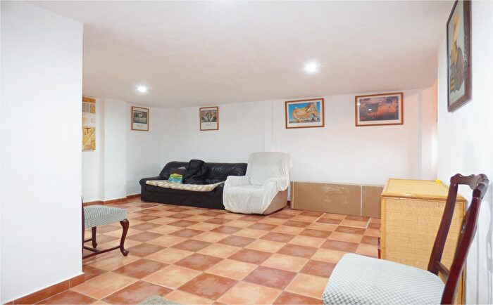 Casas en venta y pisos alquiler - 3