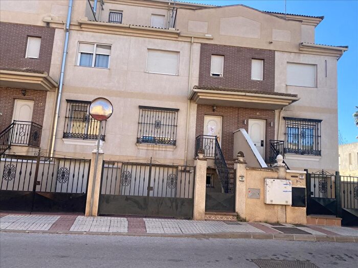 Casas en venta y pisos alquiler - 3