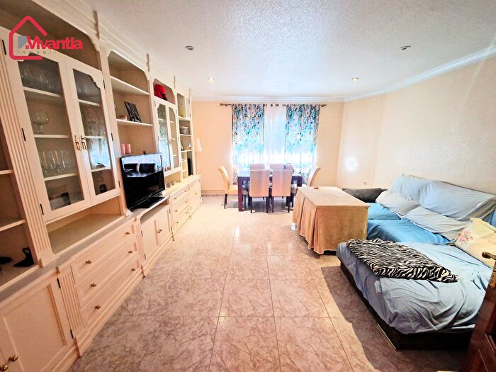 Casas en venta y pisos alquiler - 1