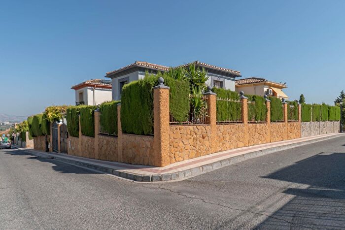 Casa en venta en La Zubia Ciudad, La Zubia de 4 habitaciones