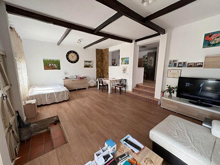Casas en venta y pisos alquiler - 1
