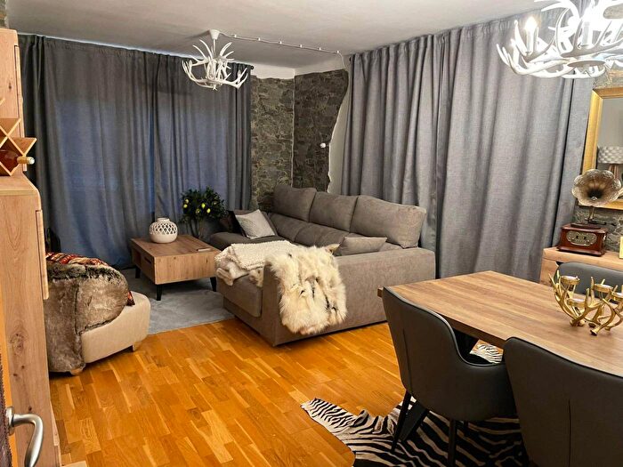 Casas en venta y pisos alquiler - 1