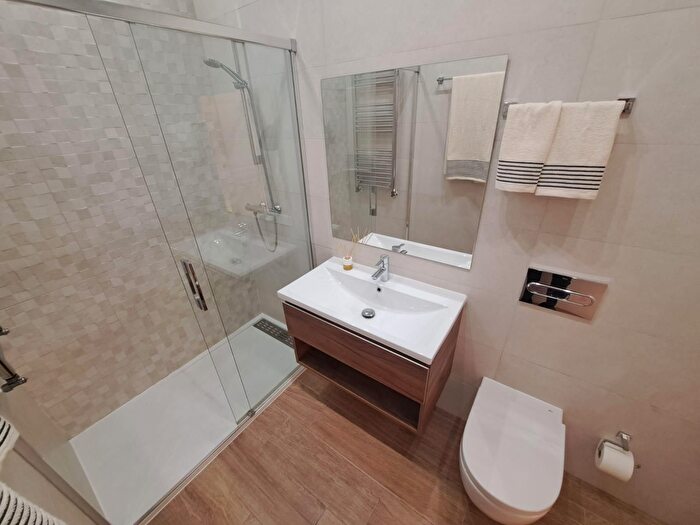 Casas en venta y pisos alquiler - 3