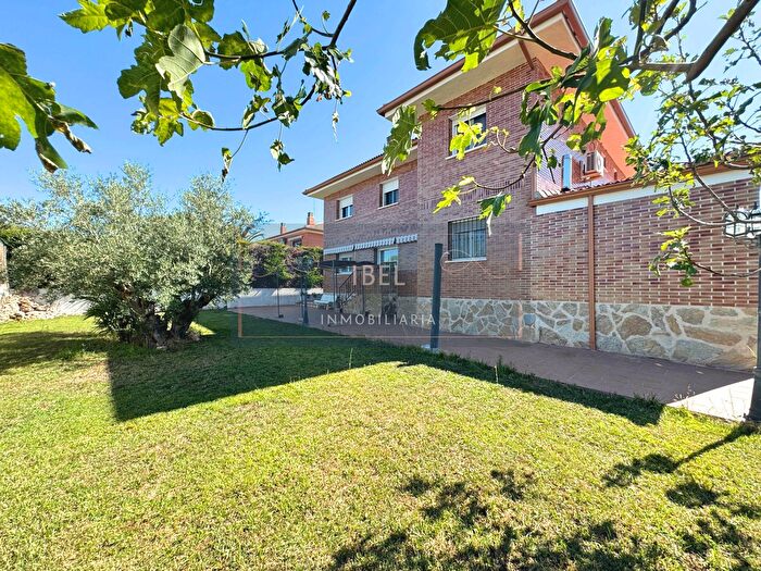 Casa en venta en Torrejón del Rey, Guadalajara de 8 habitaciones