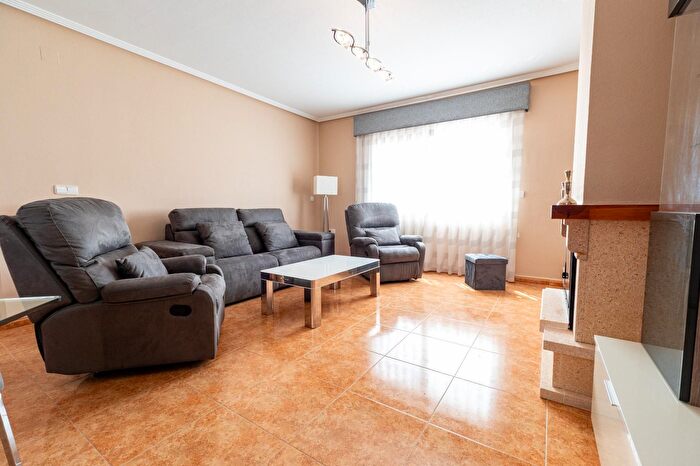 Casas en venta y pisos alquiler - 3