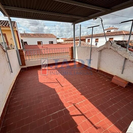 Casa en venta en Valdepeñas, Ciudad Real de 4 habitaciones
