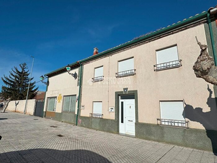 Casas en venta y pisos alquiler - 1