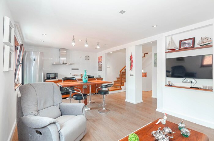 Casas en venta y pisos alquiler - 2