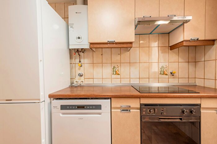 Casas en venta y pisos alquiler - 3