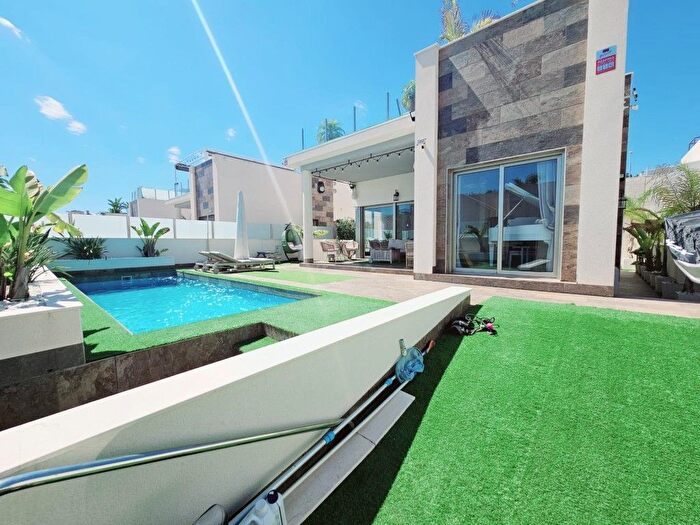 Casa en venta en Orihuela Costa, Los Almendros de 5 habitaciones