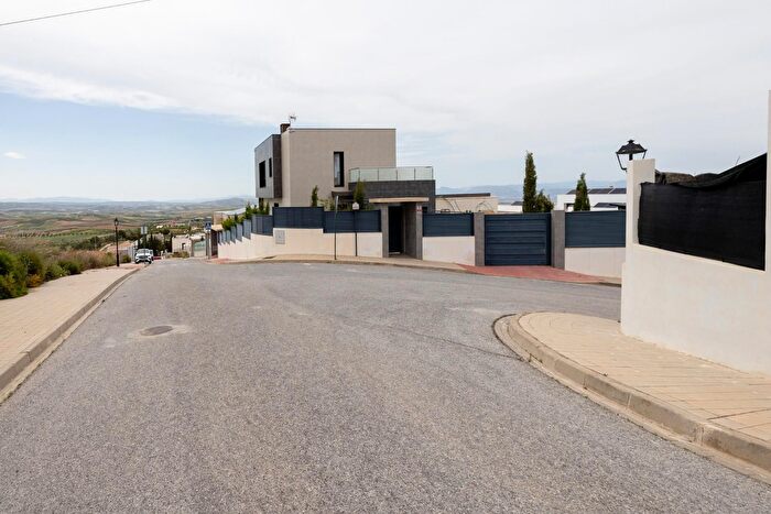 Casa en venta en Dílar, Granada de 5 habitaciones
