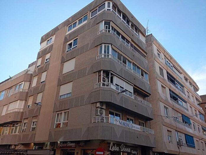 Casas en venta y pisos alquiler - 1