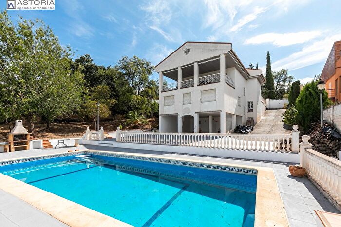 Casa en venta en Barrio de la Vega, Monachil de 8 habitaciones