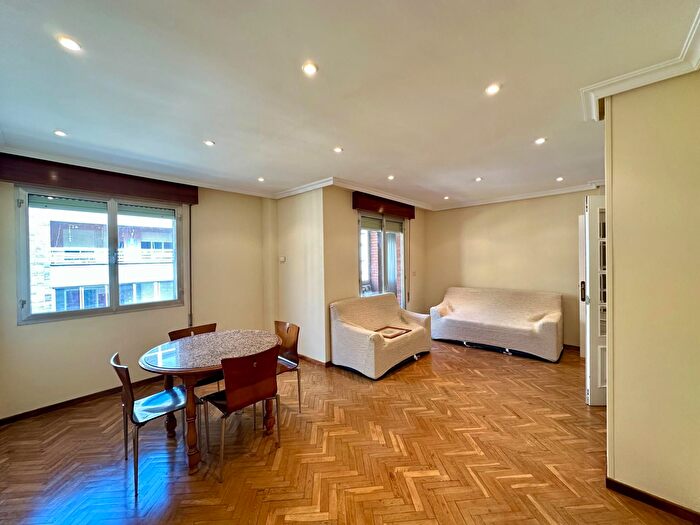 Piso en venta en Flores de Sil La Placa, Ponferrada de 4 habitaciones