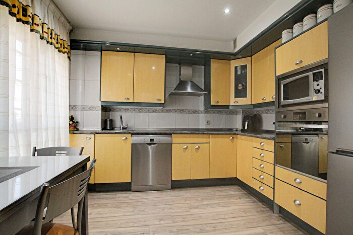 Casas en venta y pisos alquiler - 3