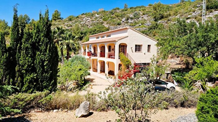 Casa en venta en Tàrbena, Alicante de 3 habitaciones